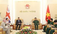Senior Lieut-General Vo Van Tuan receives British Ambassador Giles Lever
