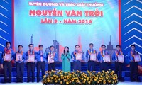 36 outstanding workers receive 2016 Nguyen Van Troi awards 