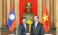 President Tran Dai Quang greets Lao PM