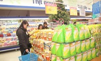 Vietnamese goods dominate Tet market
