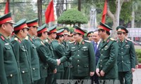 Defense Minister Ngo Xuan Lich works with Thanh Hoa’s armed forces
