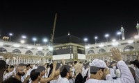 Two million Muslim pilgrims head to Mecca
