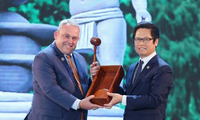  Vietnam hands over APEC CEO Summit’s presidency to Papua New Guinea