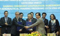 USTH to help Vietnam Airlines train technicians, aviation managers