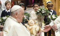 Pope Francis delivers message of peace at Christmas Eve Mass