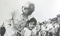 Unforgettable memory of the Chinese girl taking photo with President Ho Chi Minh
