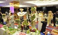 胡志明市“奥黛”节吸引众多游客前来参加