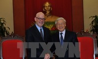 美国共产党高级代表团访问越南