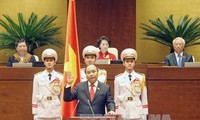 中国和老挝政府首脑电贺阮春福总理