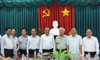 越南政府副总理张和平向隆安省贫困县劝学基金转交捐款