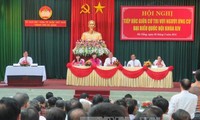 越南第14届国会代表候选人与选民接触展开竞选