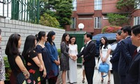 越南政府副总理郑庭勇看望越南驻日本大使馆工作人员