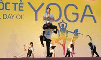 越南岘港和胡志明市响应国际瑜伽日