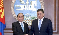 阮春福会见蒙古国国家大呼拉尔主席恩赫包勒德并出席越蒙企业论坛
