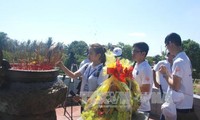 2016年越南夏令营：海外越南青少年在广治古城上香