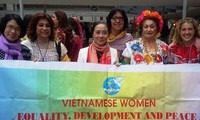 越南代表团出席国际民主妇女联合会第16届代表大会