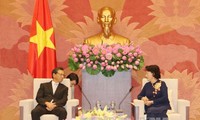越南国会主席阮氏金银会见日本驻越大使深田