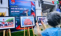 Người dân Hà Nội đội mưa tới xem Triển lãm ảnh “Tuổi trẻ vì biển đảo quê hương” 2017
