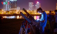Giới trẻ Hà Nội hào hứng với các sự kiện thiên văn