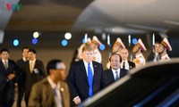 Hình ảnh đầu tiên của Tổng thống Donald Trump khi đặt chân tới Hà Nội