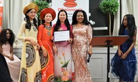 Áo Dài giúp 2 cô bé người Việt Nam đạt giải thưởng tại Anh