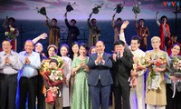 Chủ tịch nước Nguyễn Xuân Phúc dự buổi công diễn tác phẩm sân khấu “Nước Non Vạn dặm”
