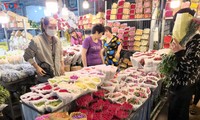 Không khí chợ hoa đêm Quảng An trước ngày 20/10
