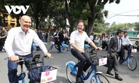 Ảnh: Thủ tướng Phạm Minh Chính cùng Thủ tướng Hà Lan dạo phố Hà Nội bằng xe đạp