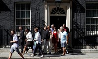 Incendie de Londres: Theresa May reçoit des victimes et promet des actions immédiates