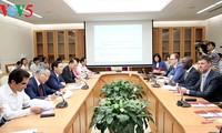 Vuong Dinh Hue travaille avec le directeur national de la Banque mondiale au Vietnam