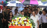 Hommage au Mémorial de l'alliance armée Laos-Vietnam