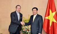 Vuong Dinh Hue reçoit  le président de l’EuroCham