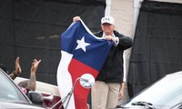 Tempête Harvey: en visite au Texas, Trump tente de rassurer les sinistrés