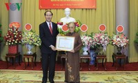 Le président Tran Dai Quang remet la médaille de 70 ans d’appartenance au Parti à Nguyen Thi Binh