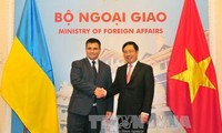 Rencontre des ministres des Affaires étrangères vietnamien et ukrainien