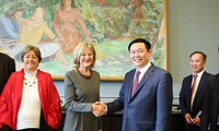 Vuong Dinh Hue rencontre des hauts officiels suisses