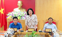 La vice-présidente Dang Thi Ngoc Thinh rencontre des sinistrés du Centre