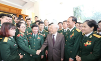 Nguyen Phu Trong encourage les jeunes militaires