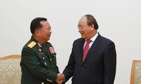 Le PM Nguyen Xuan Phuc reçoit le ministre laotien de la Défense