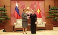 Une délégation de parlementaires russes reçue par Nguyen Thi Kim Ngan