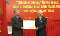 Nguyên Phu Trong reçoit l’insigne pour les 50 ans d’adhésion au PCV