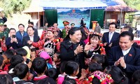 Tong Thi Phong rend visite aux habitants de Muong Nhe