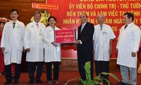 Ho Chi Minh-ville: Nguyen Xuan Phuc se rend à l’hôpital Cho Ray