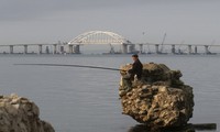 Vladimir Poutine inaugure un pont entre la Crimée et la Russie
