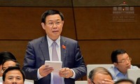 Phùng Xuân Nha et Vuong Dinh Huê répondent aux questions des députés