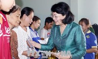 Dang Thi Ngoc Thinh rend visite à des familles démunies
