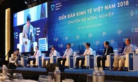 Vuong Dinh Huê assiste au Forum sur les marchés financiers