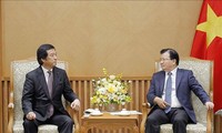 Le vice-Premier ministre Trinh Dinh Dung reçoit un ministre japonais