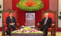 Nguyên Phu Trong reçoit une délégation du Laos