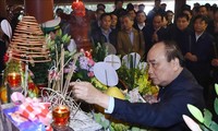 Têt: Nguyên Xuân Phuc rend hommage au président Hô Chi Minh
